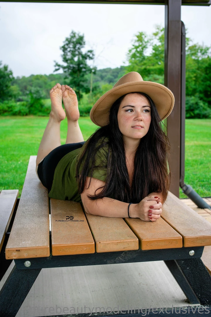 New model what yall think she is down for anything dm me if you would 