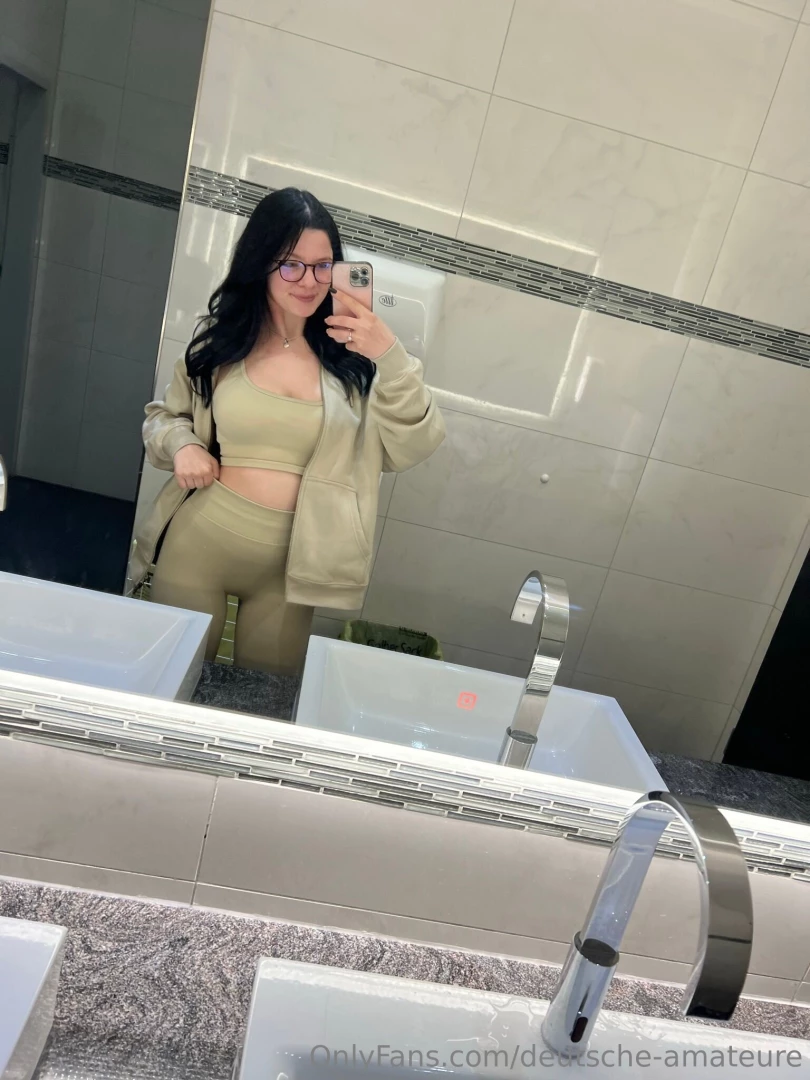 Rox_black huhu bin die roxy ich hab mich mal hier angemeldet da ich part 3 