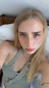 Charlottteeee hi ich bin charlotte 19 aus deutschland und ich habe part 1