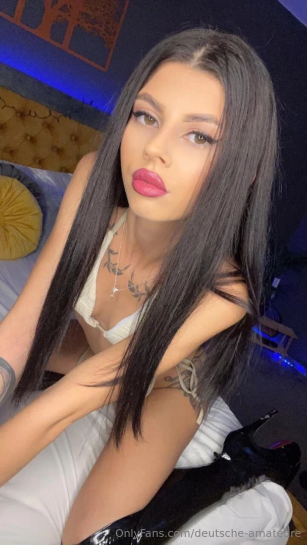 Jasmin jung hellooo hier ist die jasmin bin jetzt endlich 18 und meine part 1 