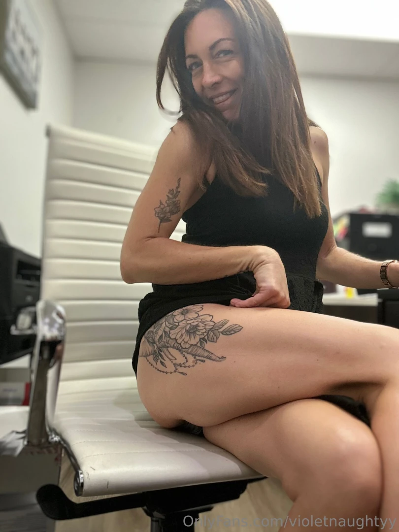 Friday vibes in the office but my behavior says it s already saturday part 4 