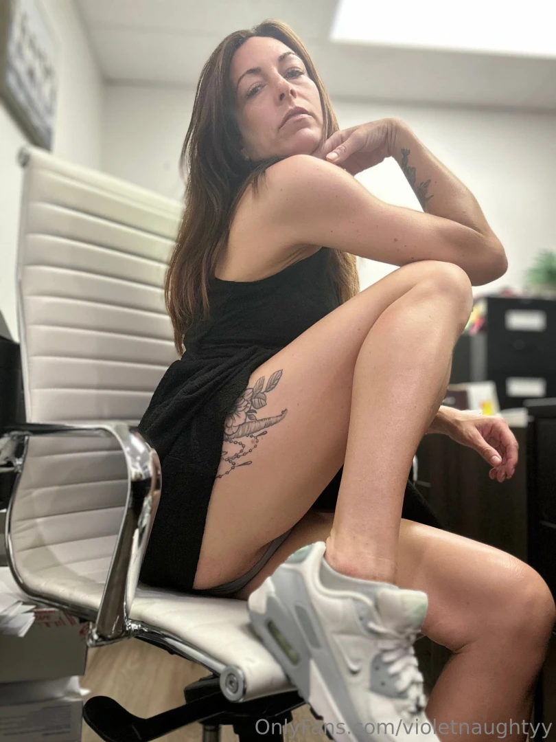 Friday vibes in the office but my behavior says it s already saturday part 1 