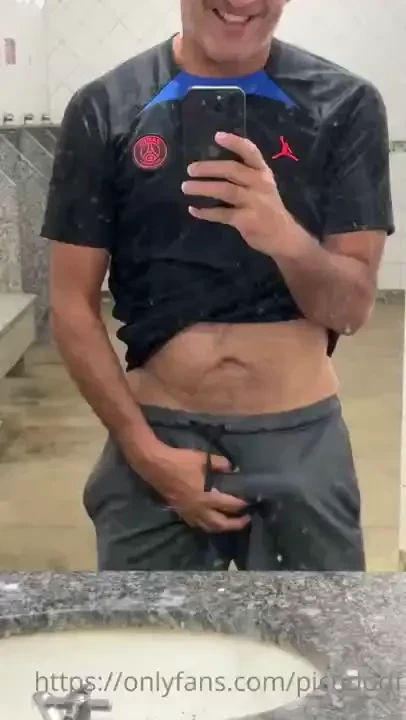 Esperando uma mamada no posto de gasolina 