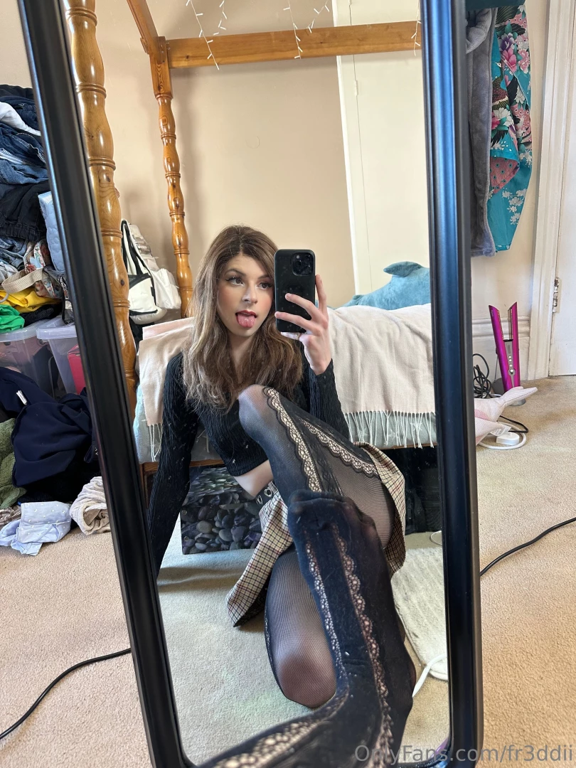 What s cuter me or my feetsies 