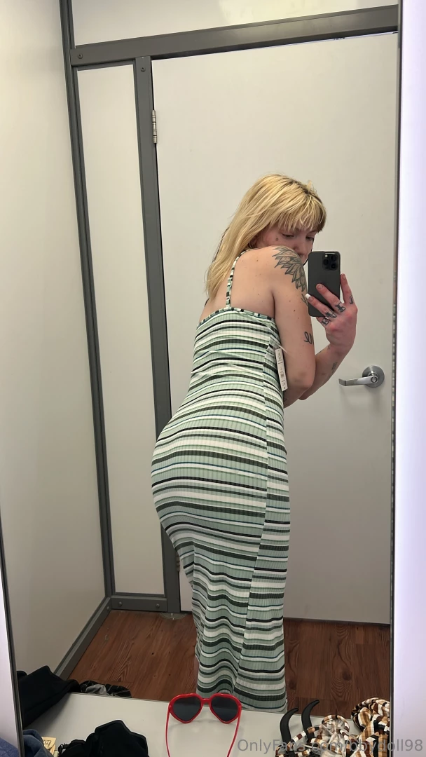 Loooove the way my booty looks in these dresses 