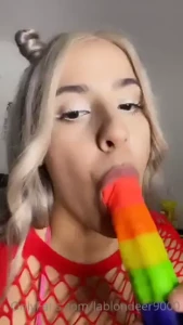 Me gusta chupar vergas asi como este dildo escribeme al dm y te doy