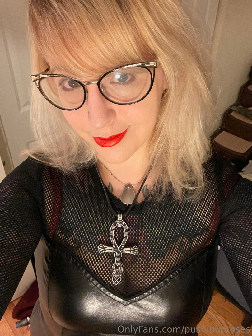 I m on vacation and decided to take a few sexy bed pics also got my 