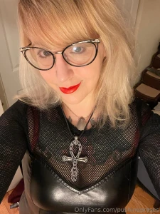 I m on vacation and decided to take a few sexy bed pics also got my