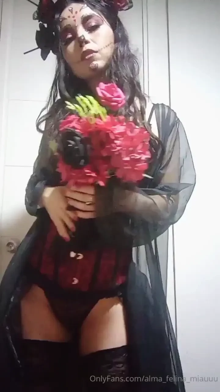 Seducci n mortal la muerte te viste con lencer a negra y flores rojas 