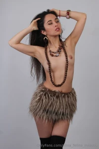 Gata salvaje de alma libre me sumerjo en la esencia salvaje de la