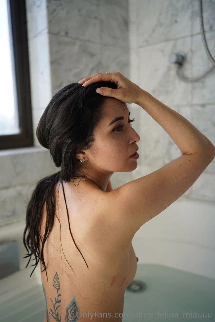 Su belleza radica en su verdad en cada cicatriz y cada risa sincera en 