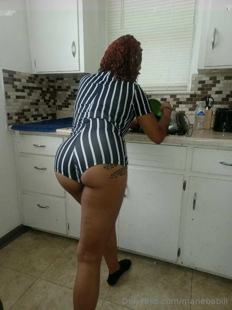 I look sexy washing dishes 