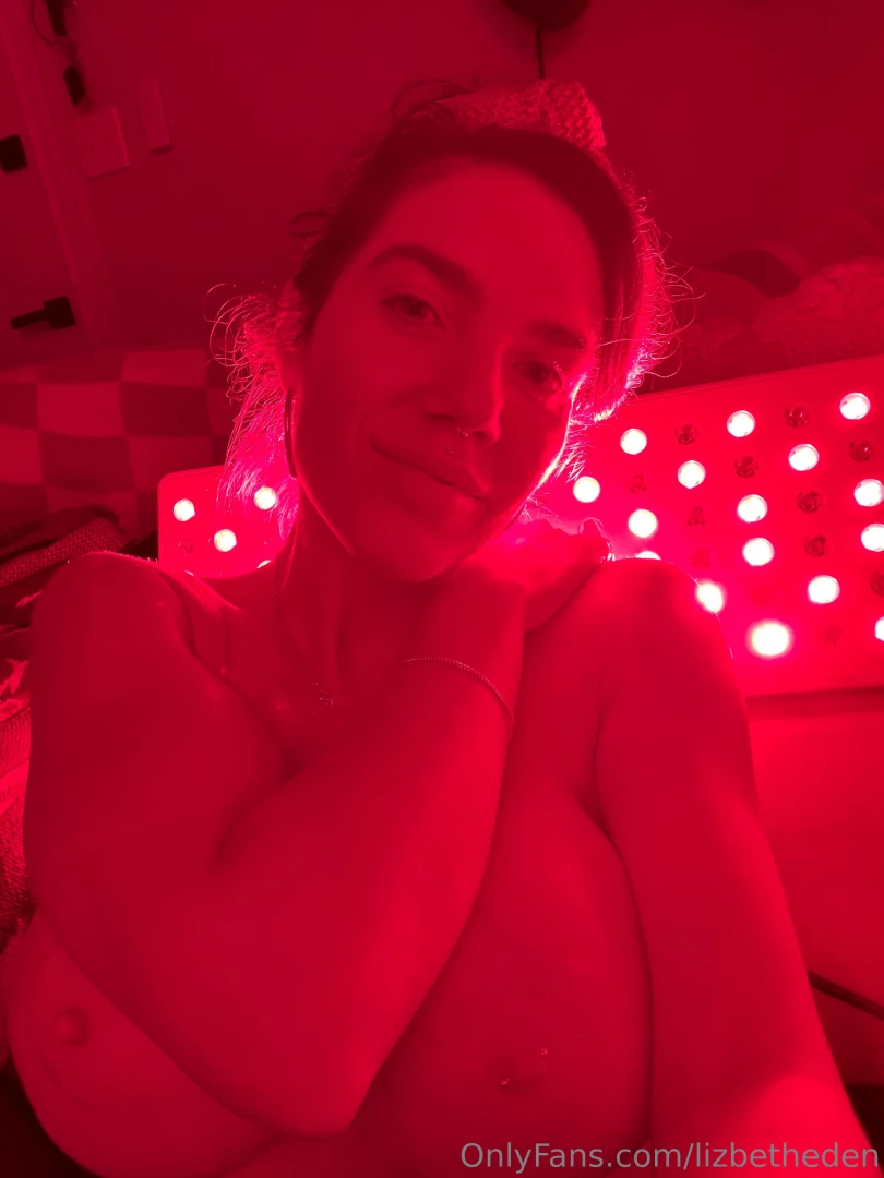 Indulging in some redlight therapy with qtsnack after filming all day 