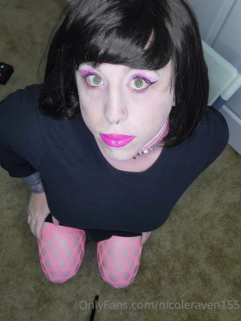Just a lil sissy slut on her knees ready to please watch me take a 