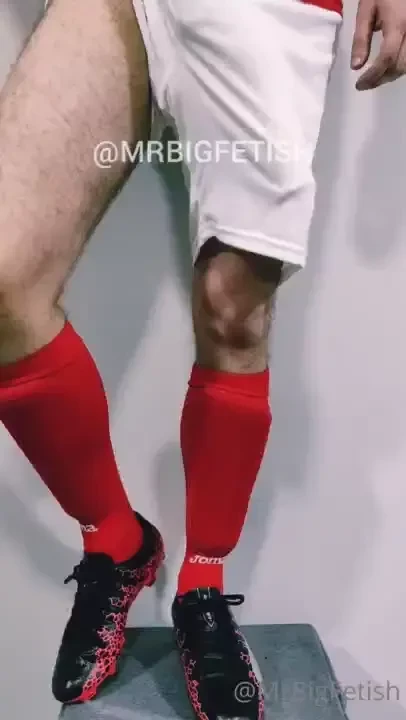 New video uploaded i love playing football and dress like a pro 