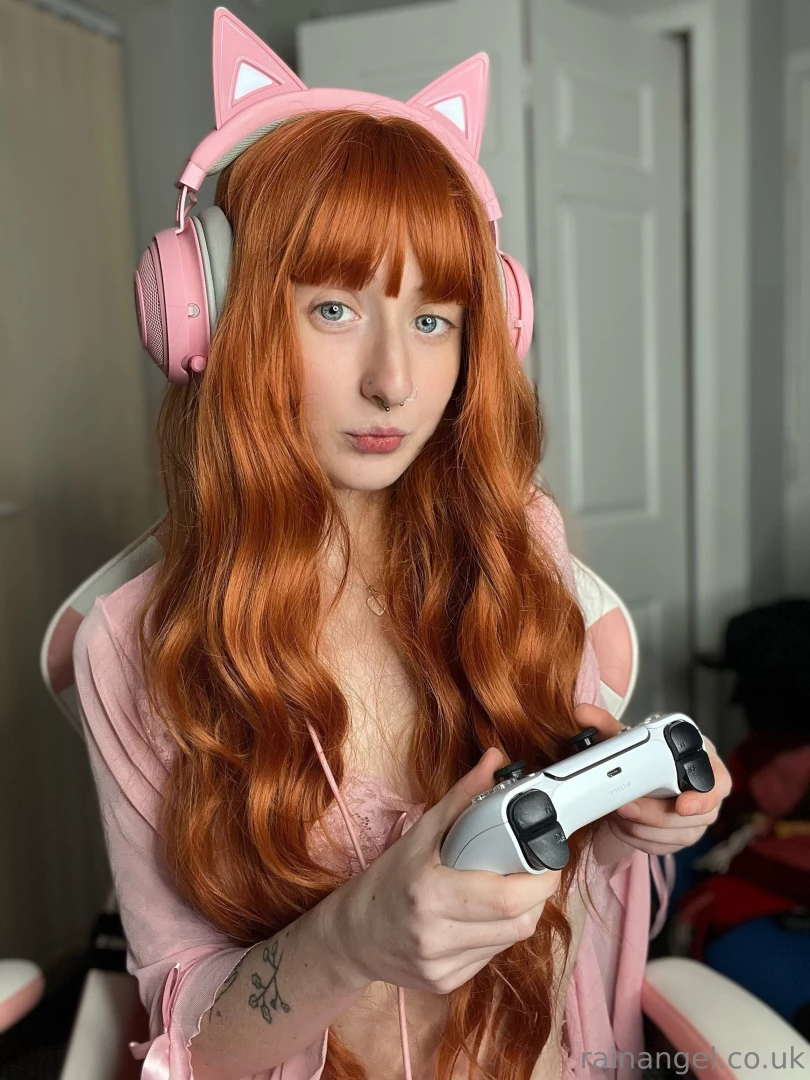 Gamer girl squirts gamer girl rain watches porn on her phone whilst 