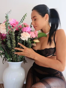 I love flowers wanna send me a bouquet