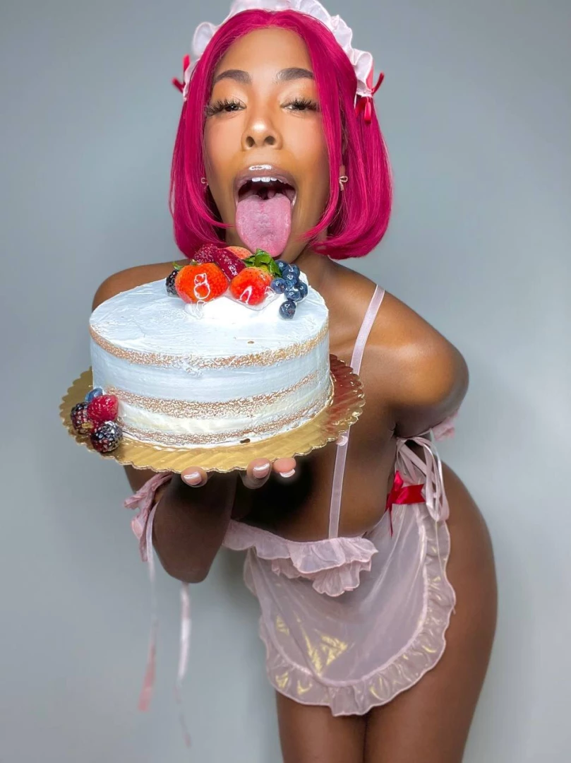 This apron may be cute but the cheesecake is even cuter nakedbabynaomi 