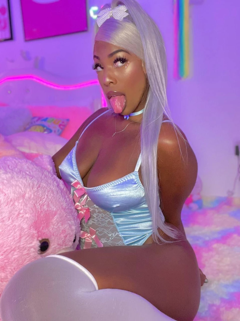 I know you love lingeries daddy especially when it barely covers me 