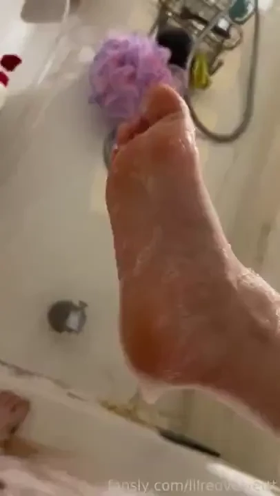 Playing in the bath feet footfetish fyp tease 