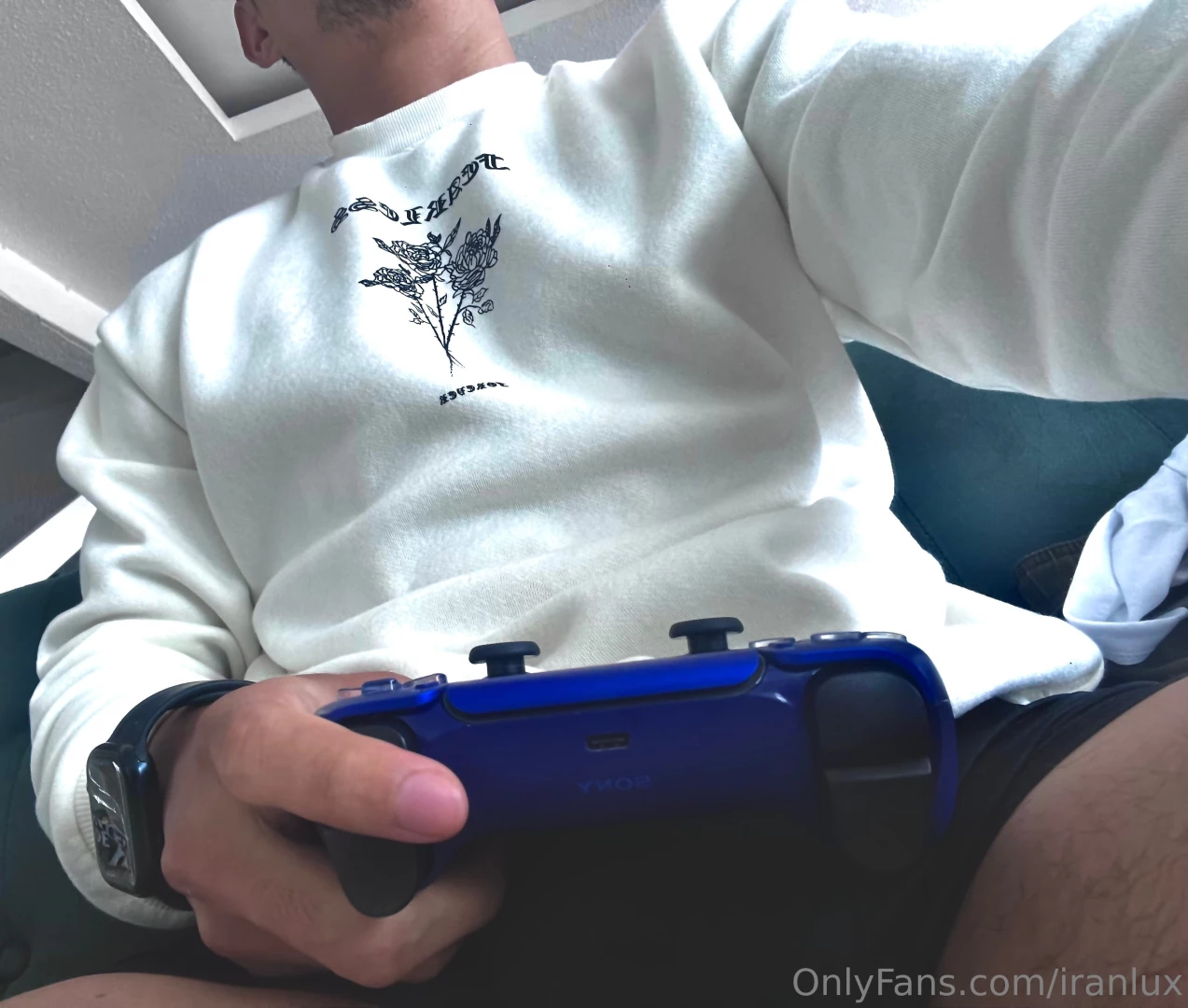 Ser que me podr concentrar jugando mientras me la chupan se escuchan 