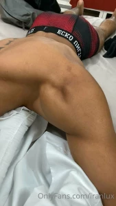 Hoy me toco pierna me duele alguien que me d un masaje