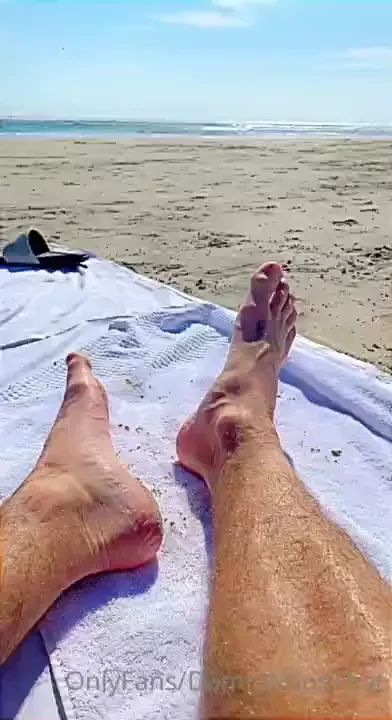 Sandy feet 