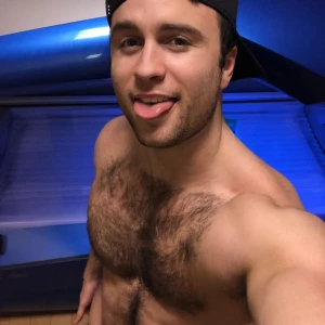 Every time i get in the tanning bed i fantasize about getting my dick