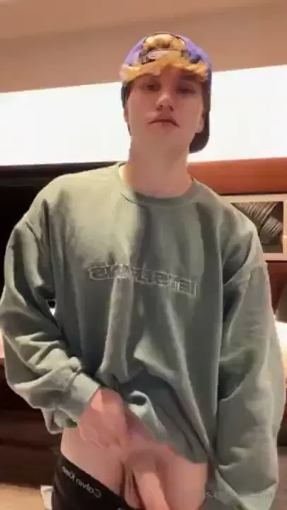 Just a wobbly huge dick needs to get sucked off 