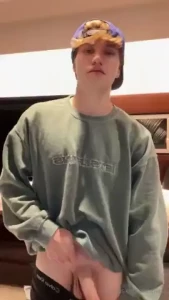 Just a wobbly huge dick needs to get sucked off