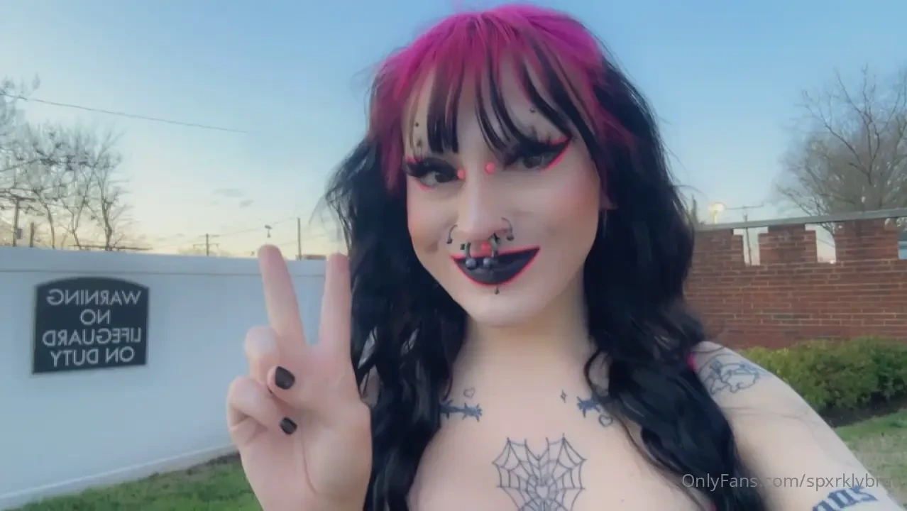 I just wanna leave black lipstick all over somebody hehe 