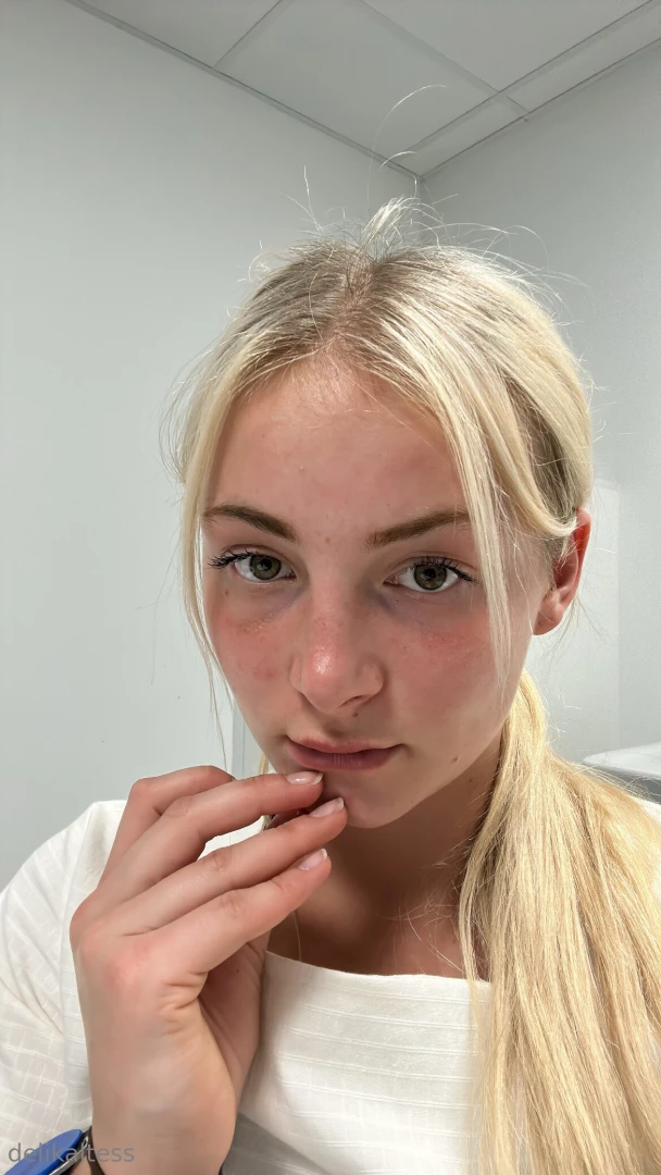 Le blond me va bien vous trouvez 