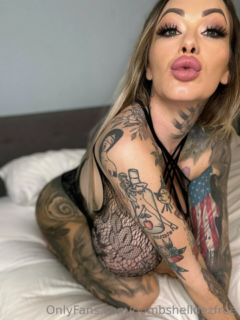 bombshelldezfree - Do you want kisses daddy or do you want me to suck on that hard dick 