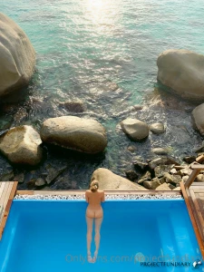 Come with me in the pool