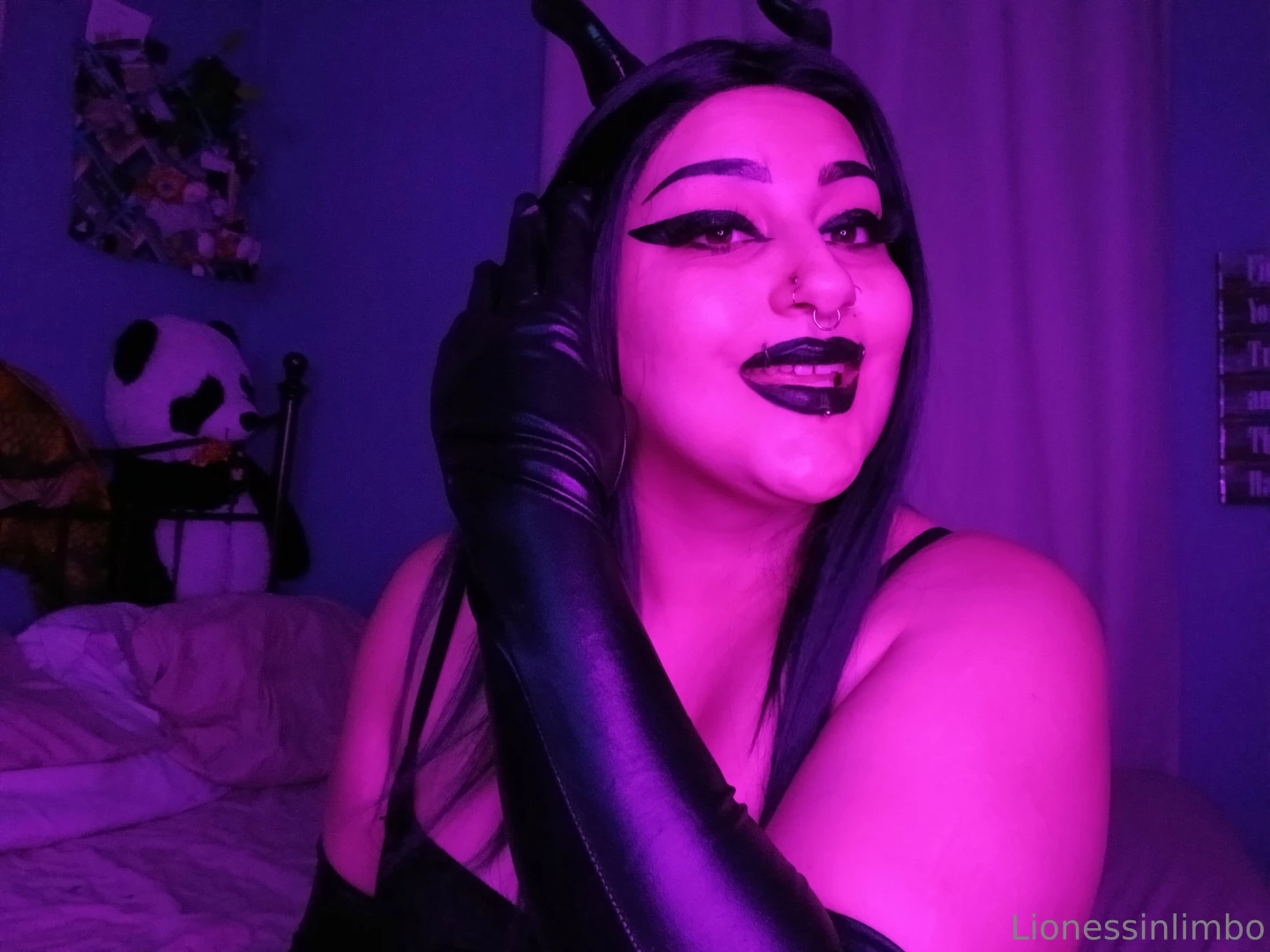 My ass is so fat that i made the bed bend inwards nice anyway hope you 