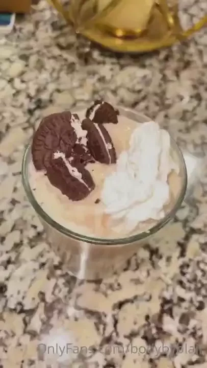 Cookies and cream protein shake recipe - 1 scoop vanilla protein 