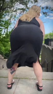 Time for sundress ass bouncing season
