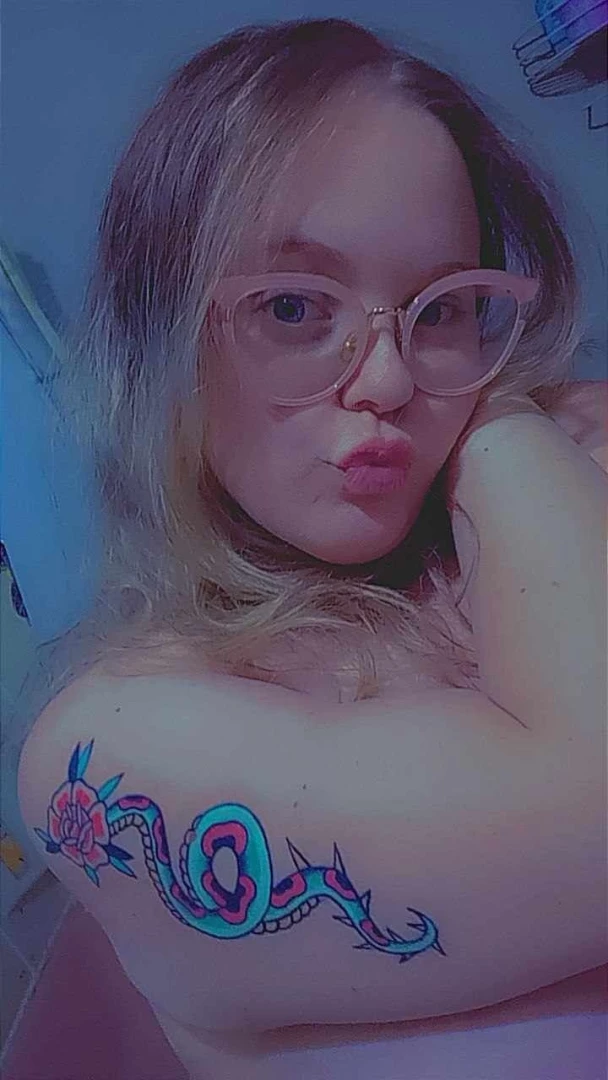 Oliviablunts just asked me if any dudes still eat pussy she squirts 