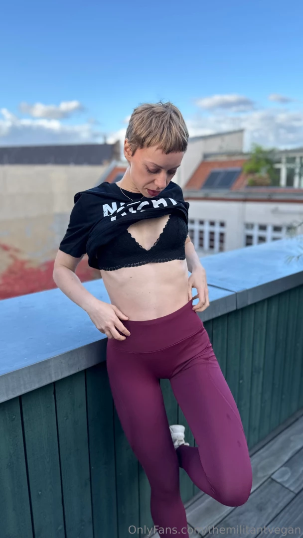 Halb-nackt oder doch lieber ganz nackt am balkon chillen 