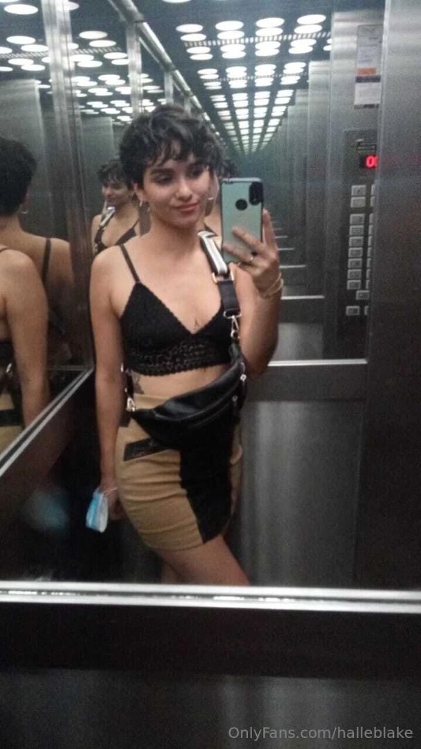 Do u like how these clothes look on me 