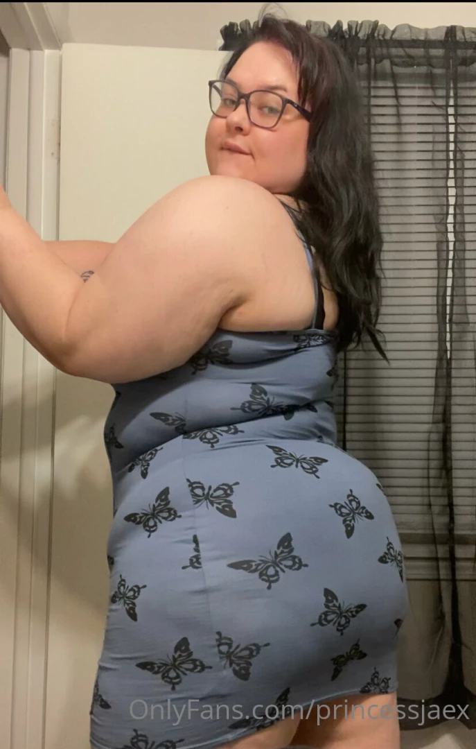 Let s hear a little commotion for the dress 