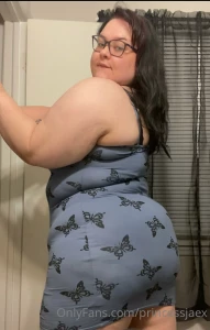 Let s hear a little commotion for the dress