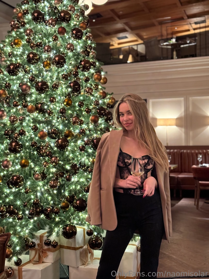 The holidays are over but there are still such beautiful decorations 