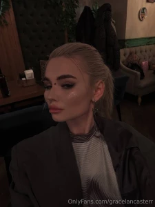 It s a pretty bright makeup look do you like that kind of thing