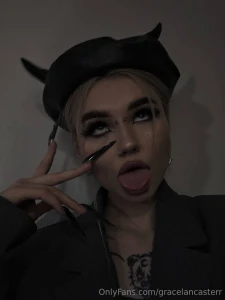 Beautiful and gloomy makeup or just a cute face without makeup part 1