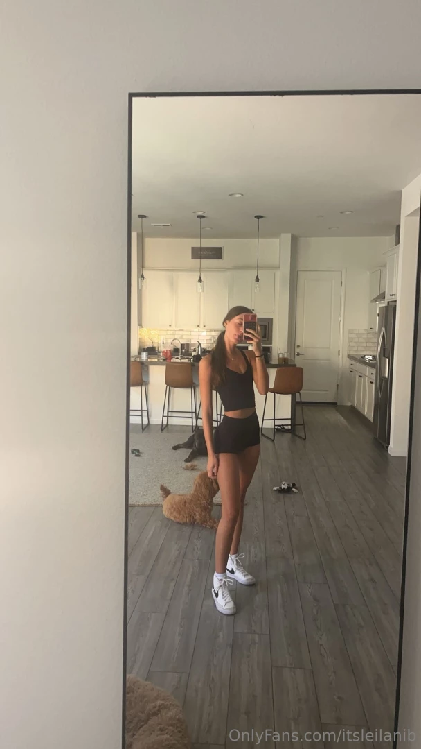 Rocking my gym fit at home who else loves a good home workout 