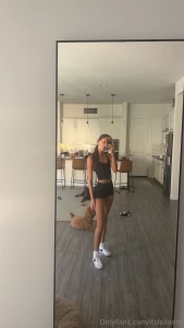 Rocking my gym fit at home who else loves a good home workout