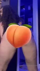 Rubbing my pussy spreading this juicy ass apart making it clap up part 7