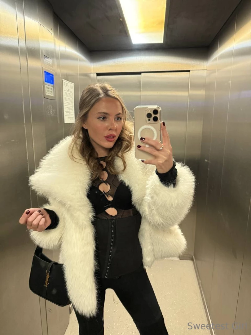 Cold outside but this outfit is definitely heating things up don t you 