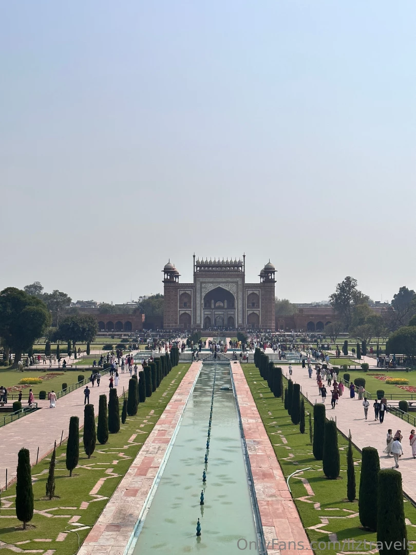 A lot of people keep asking to take pictures with me so i ve started 